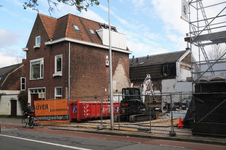 909631 Gezicht op het pand Adelaarstraat 1b te Utrecht, met rechts de plek van het gesloopte pand Adelaarstraat 1a.